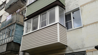 Застекление балкона раздвижой ПВХ под крышу. г.Куровское, ул.Свердлова
